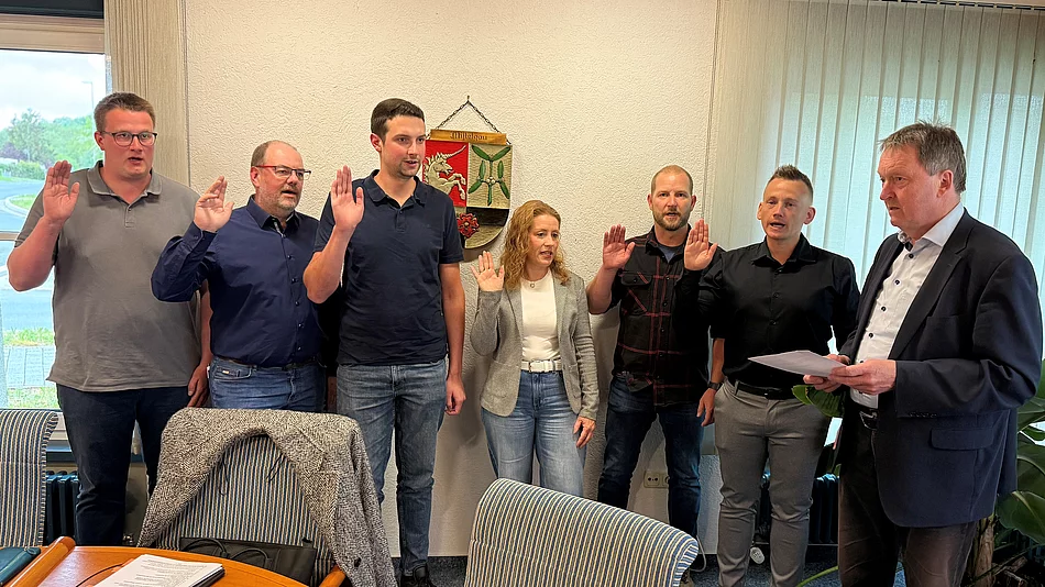 Bild v. rechts: 1. Bgm Karl Lappe, Manuel Herzing, Daniel Kutschera, Anja Rieß, Leon Göbel, Holger Wölfel, Timo Krauß